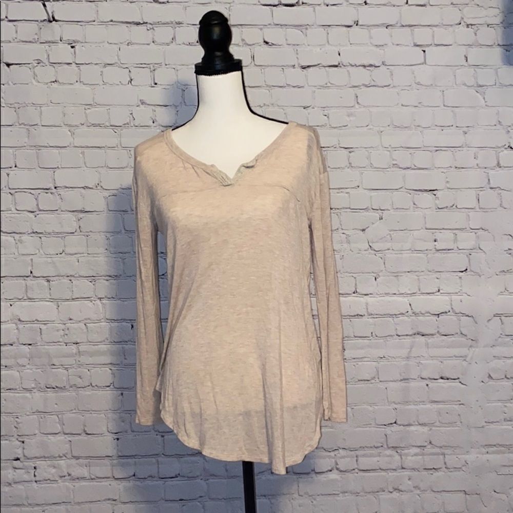 🌸3/$15.00🌸 Lightweight Women’s Long Sleeved Top